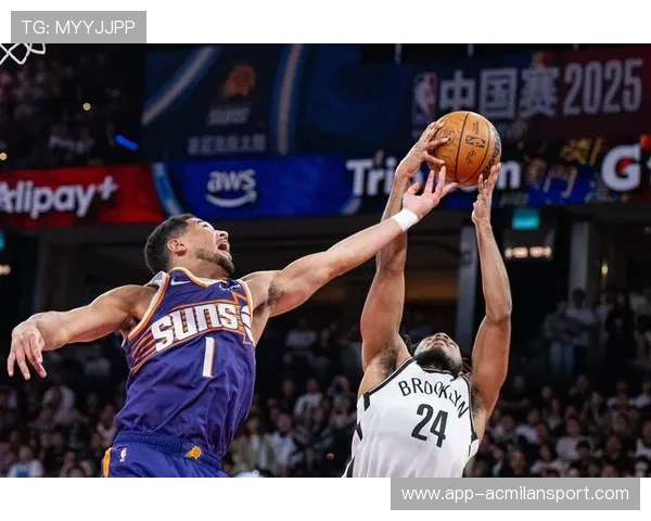 篮球后卫晃倒三人后上篮，全场尖叫