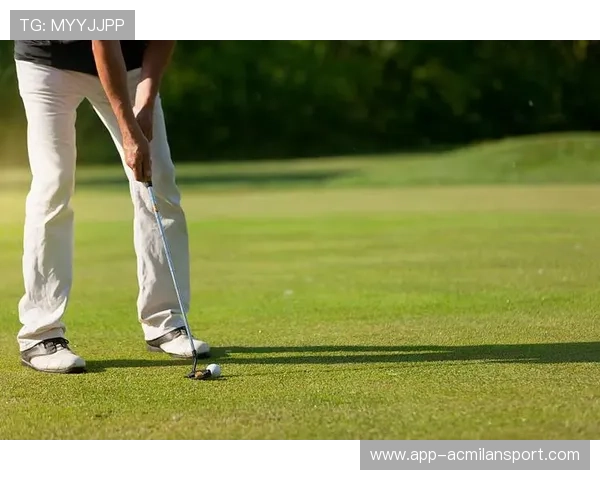 高尔夫球手用奇角度击球，球道解析火遍社交媒体