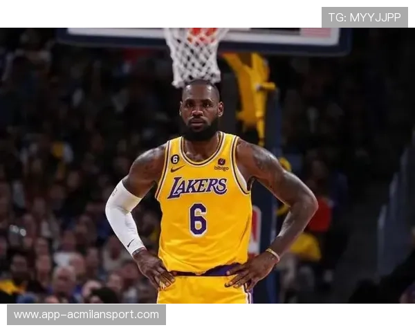 詹姆斯快攻追分成功，湖人连拿四分